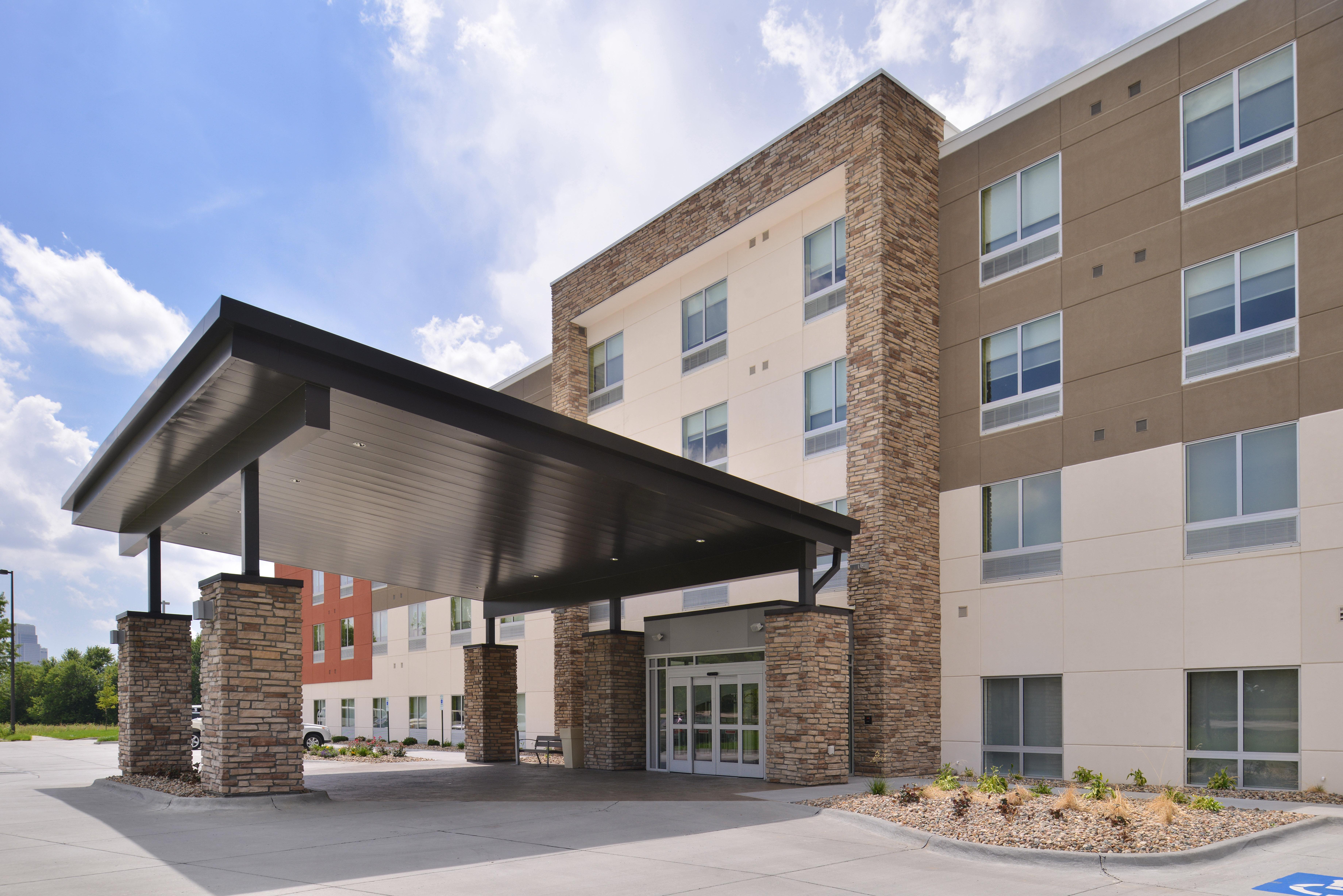 Holiday Inn Express & Suites Omaha Airport By Ihg Carter Lake Exteriér fotografie